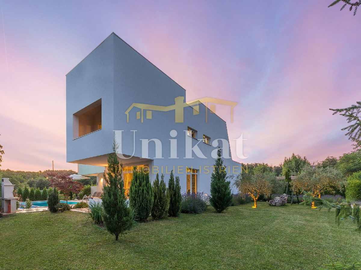 Moderna vila z notranjim in zunanjim bazenom